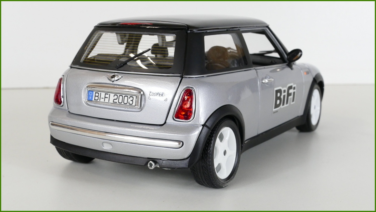 Kovový Model Bburago 1:18 - Mini Cooper (2001)