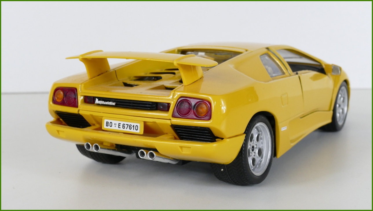 Kovový Model Bburago 1:18 - Lamborghini Diablo (1990)