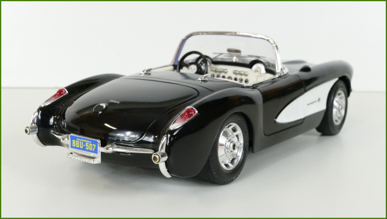 Kovový Model Bburago 1:18 - Chevrolet Corvette (1957)