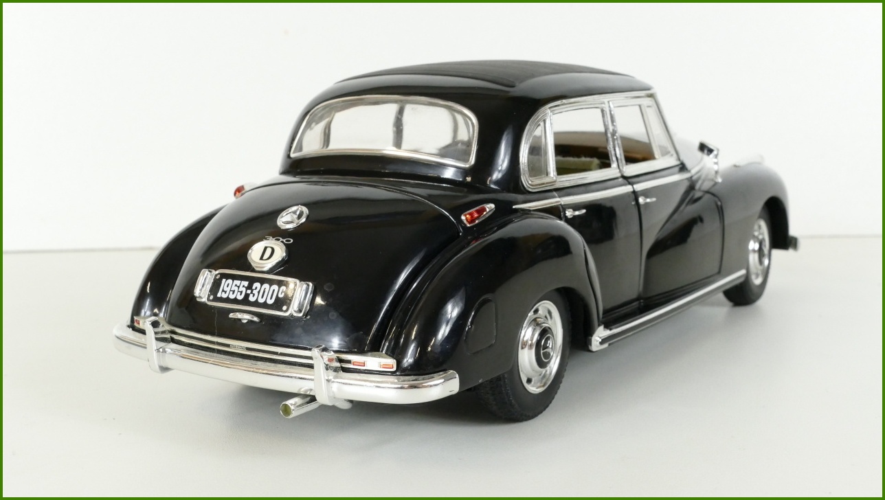 Model Auta Risko 1:18 - Mercedes-Benz Typ 300c - Viz Popis