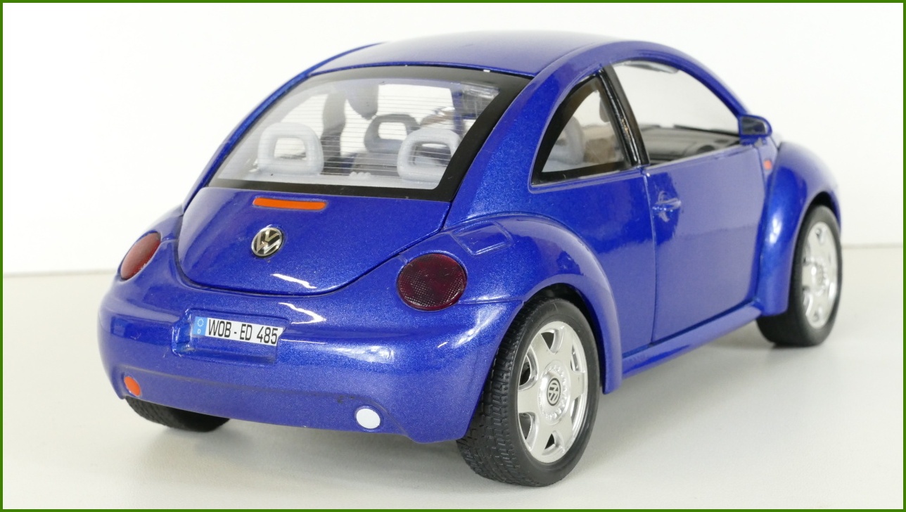 Kovový Model Bburago 1:18 - Volkswagen New Beetle - (1998)