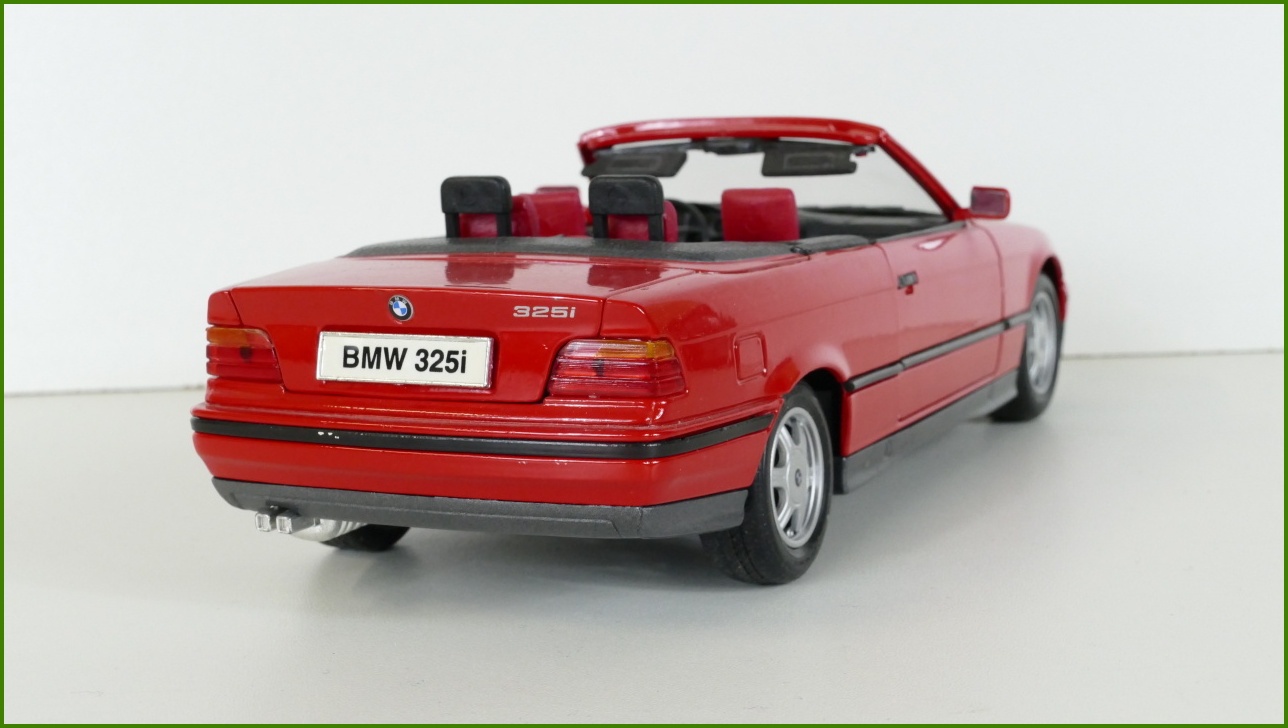 Model Auta Maisto 1:18 - BMW 325i Convertible (1993)