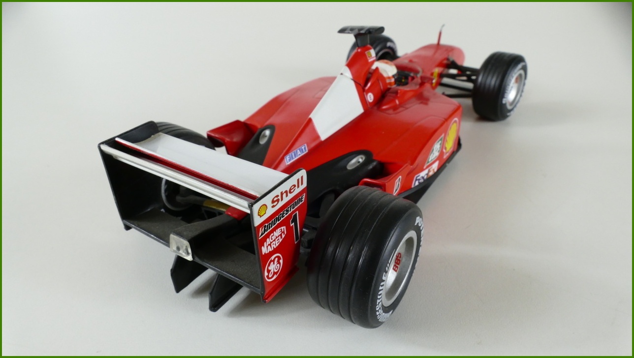 Model Formule Hot Wheels 1:18 - Ferrari F1 2001 - Michael Schumacher s Krabicí