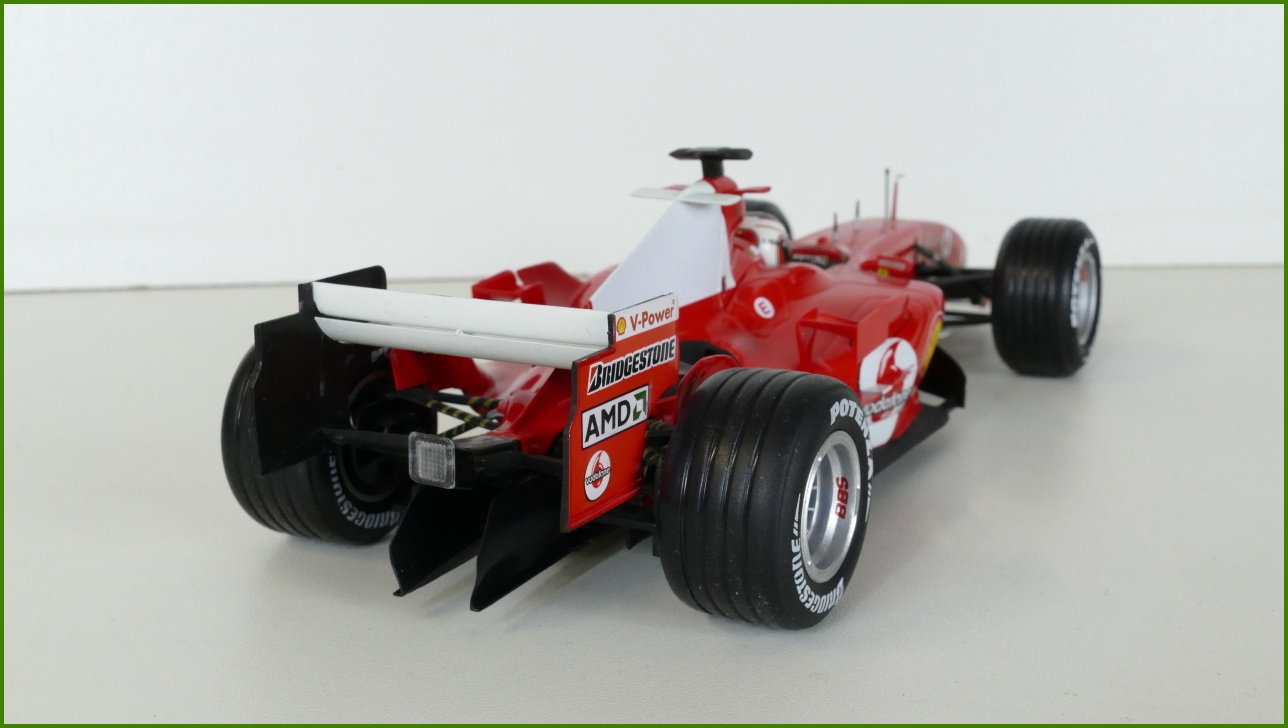 Model Formule Hot Wheels 1:18 - Ferrari F1 2005 - Rubens Barrichello s Krabicí