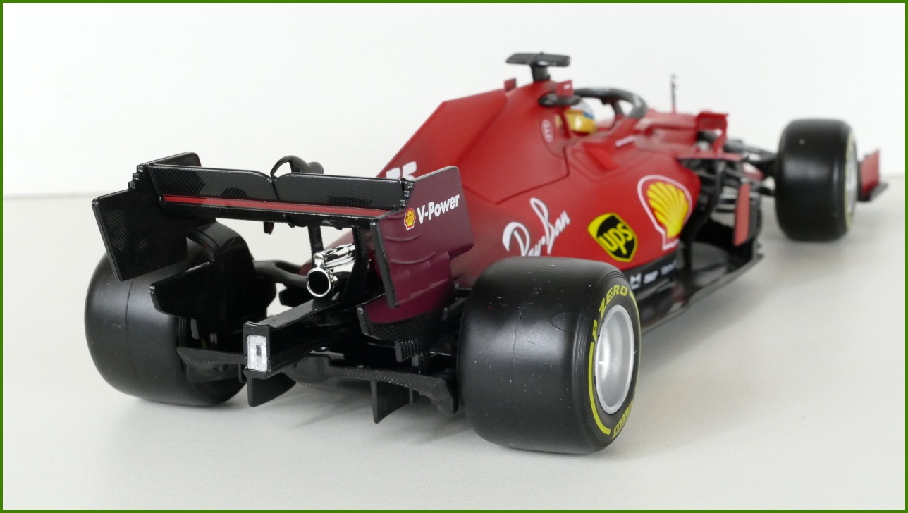 Model Formule Bburago 1:18 - F1 SF21 - Carlos Sainz s Krabicí