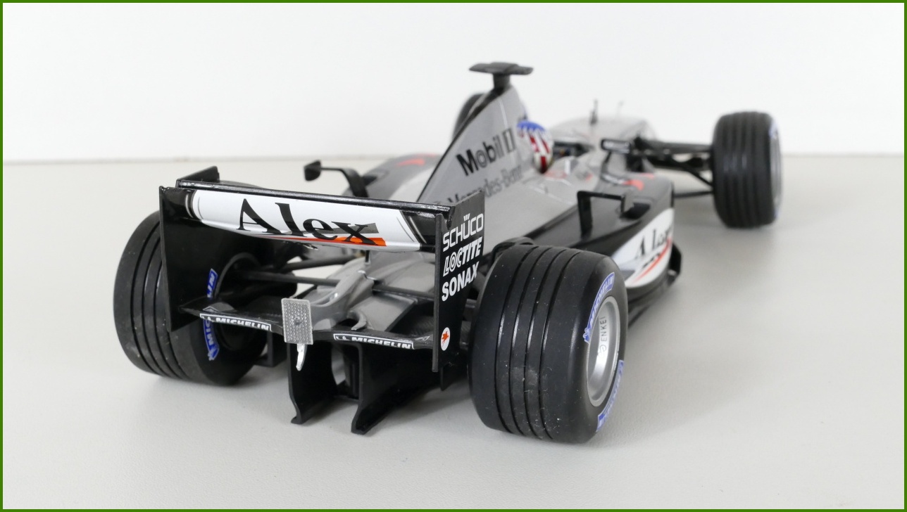 Model Formule Minichamps 1:18 - McLaren Mercedes MP4-18 Testcar 2003 - Alex Wurz s Krabicí