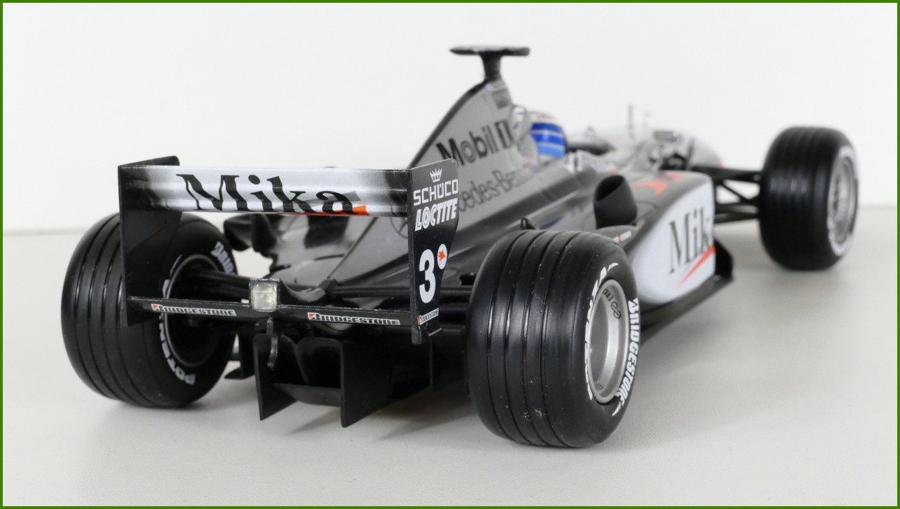 Model Formule Hot Wheels 1:18 - McLaren Mercedes MP4-16 - Mika Häkkinen s Krabicí