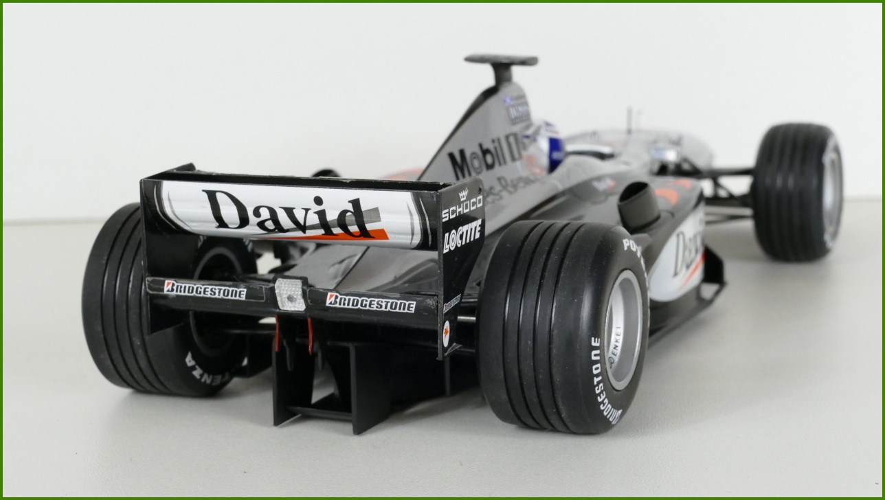 Model Formule Minichamps 1:18 - McLaren Mercedes MP4-15 (2000) - David Coulthard s Krabicí