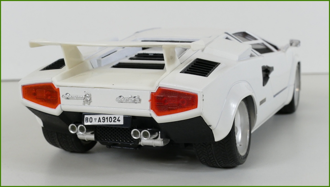 Kovový Model Bburago 1:18 - Lamborghini Countach (1988)