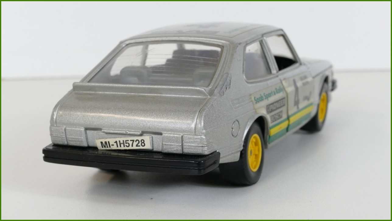 Model Auta Bburago 1:27 - Saab 900 Turbo