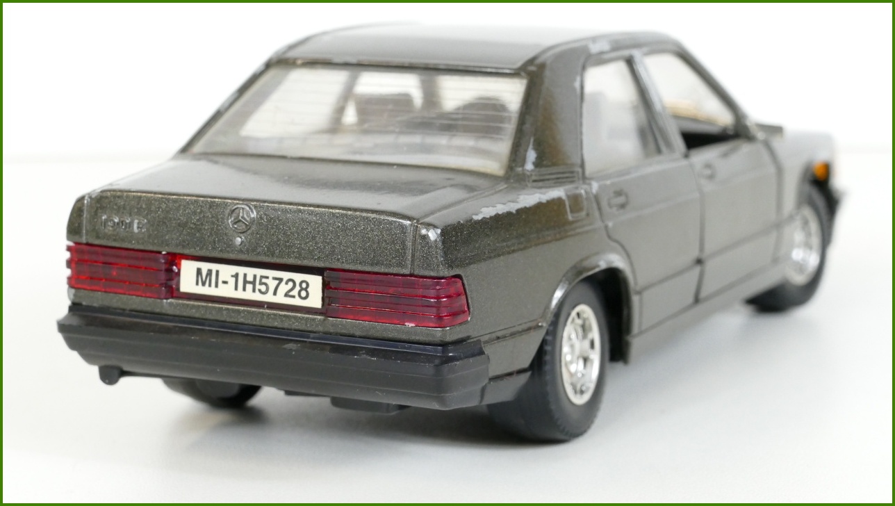 Model Auta Bburago 1:25 - Mercedes 190 E