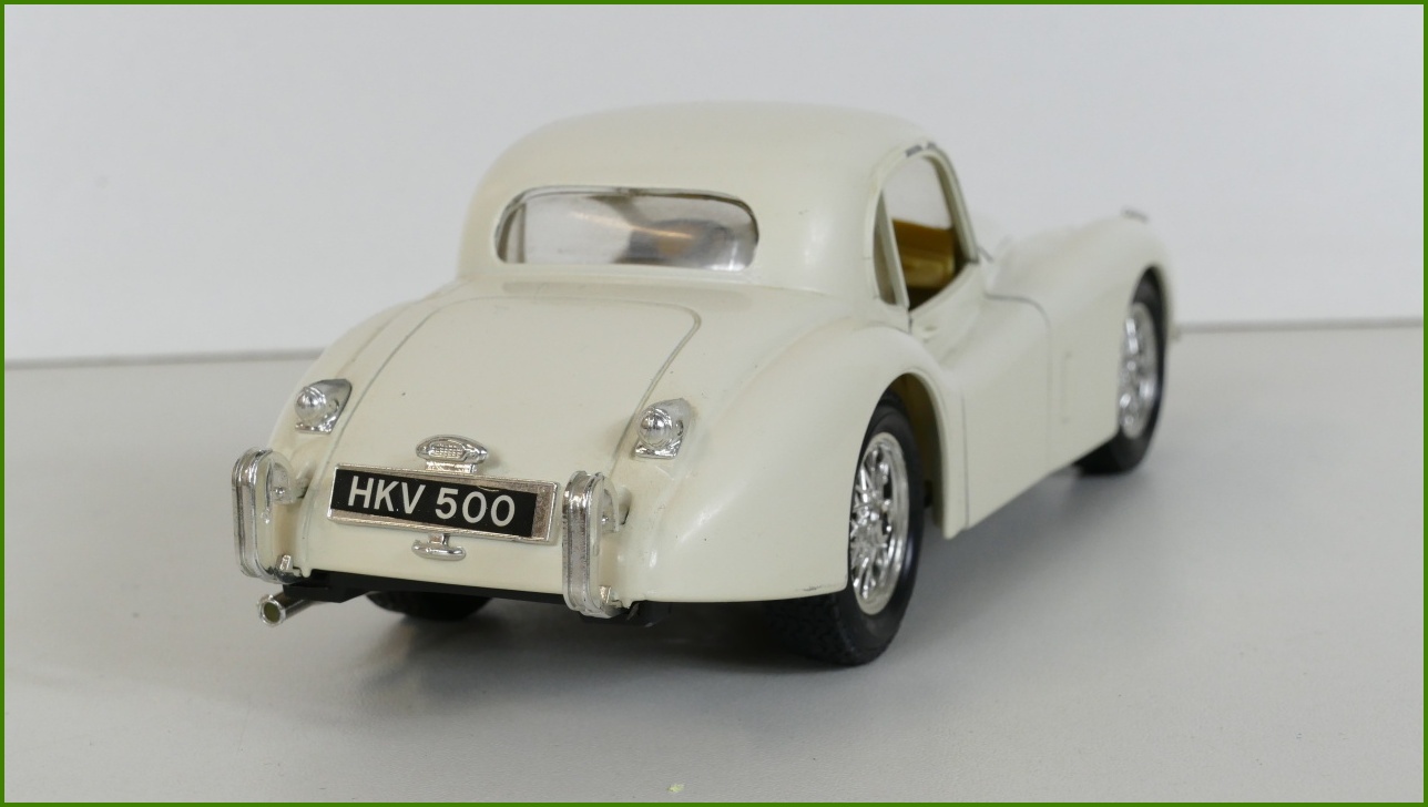 Model Auta Bburago 1:24 - Jaguar XK 120 Coupé (1948) s Podstavcem - Viz Popis