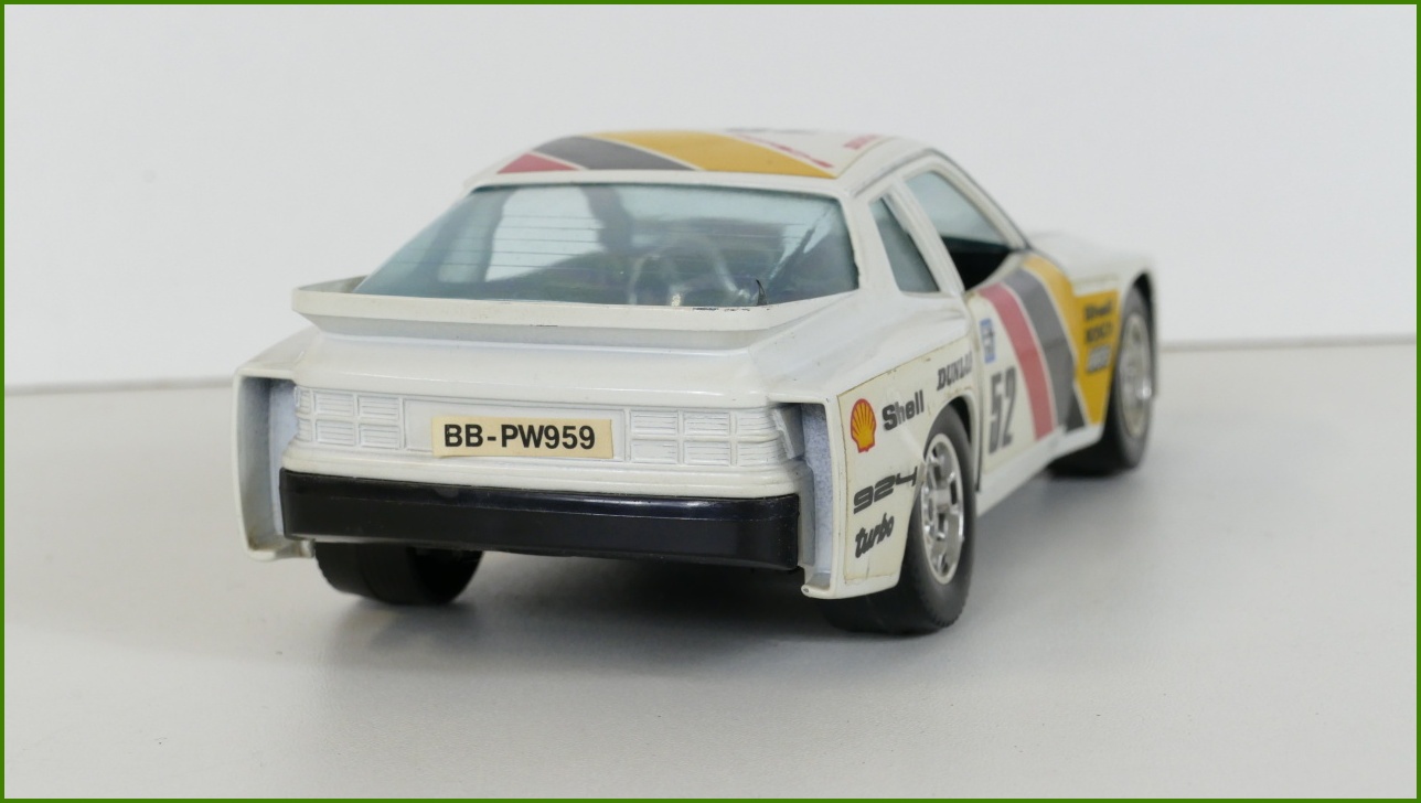 Model Auta Bburago 1:24 - Porsche 924 GR.2 s Podstavcem