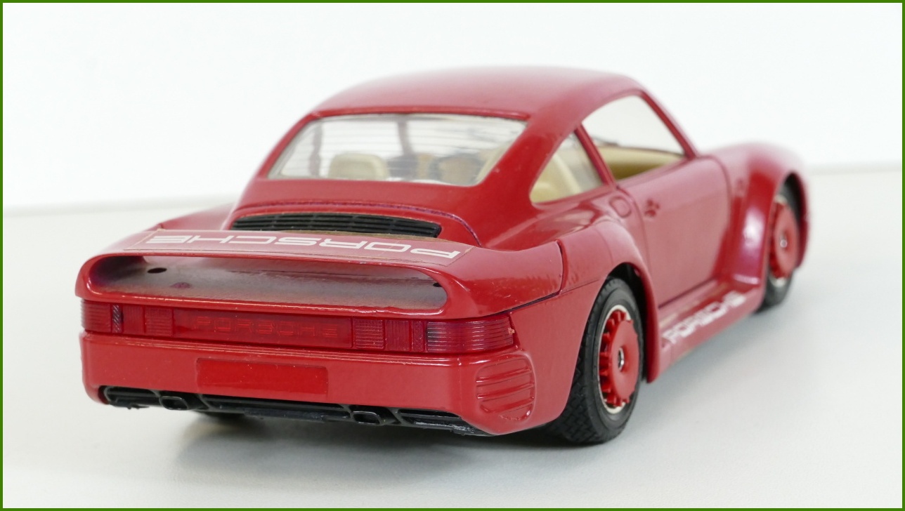 Model Auta Bburago 1:24 - Porsche 959 Turbo s Podstavcem