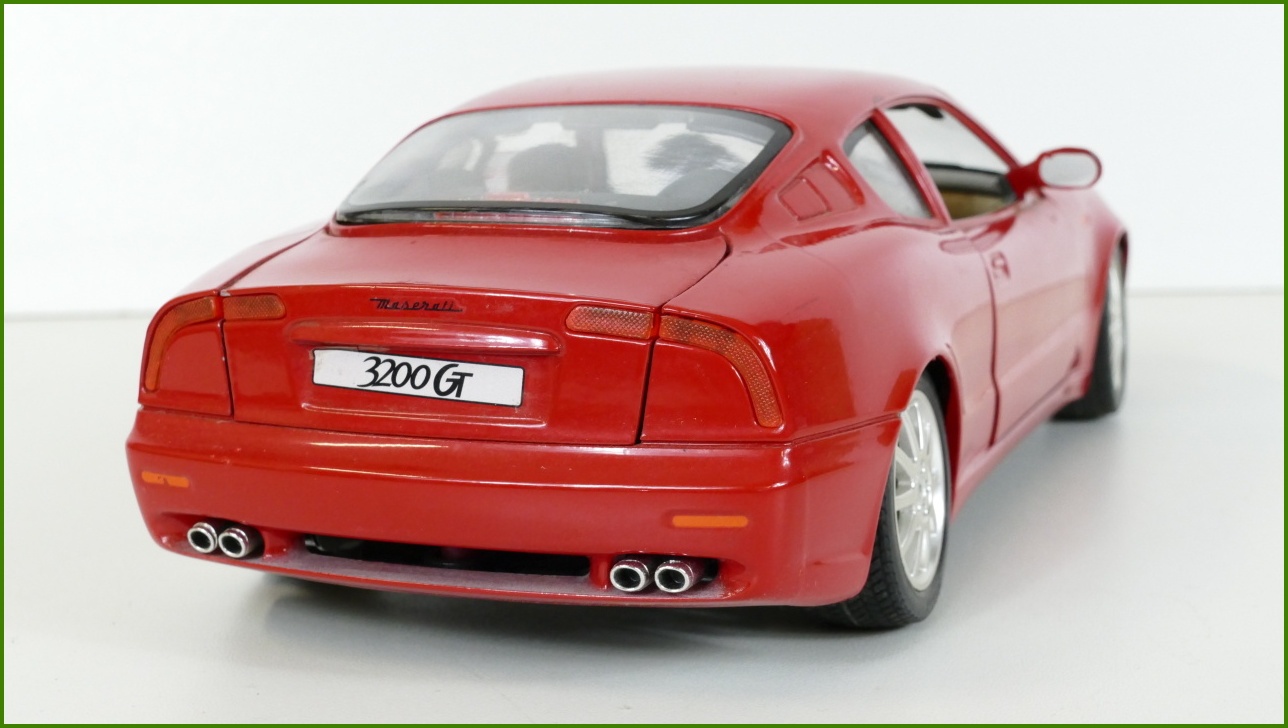 Kovový Model Bburago 1:18 - Maserati 3200 GT (1998)