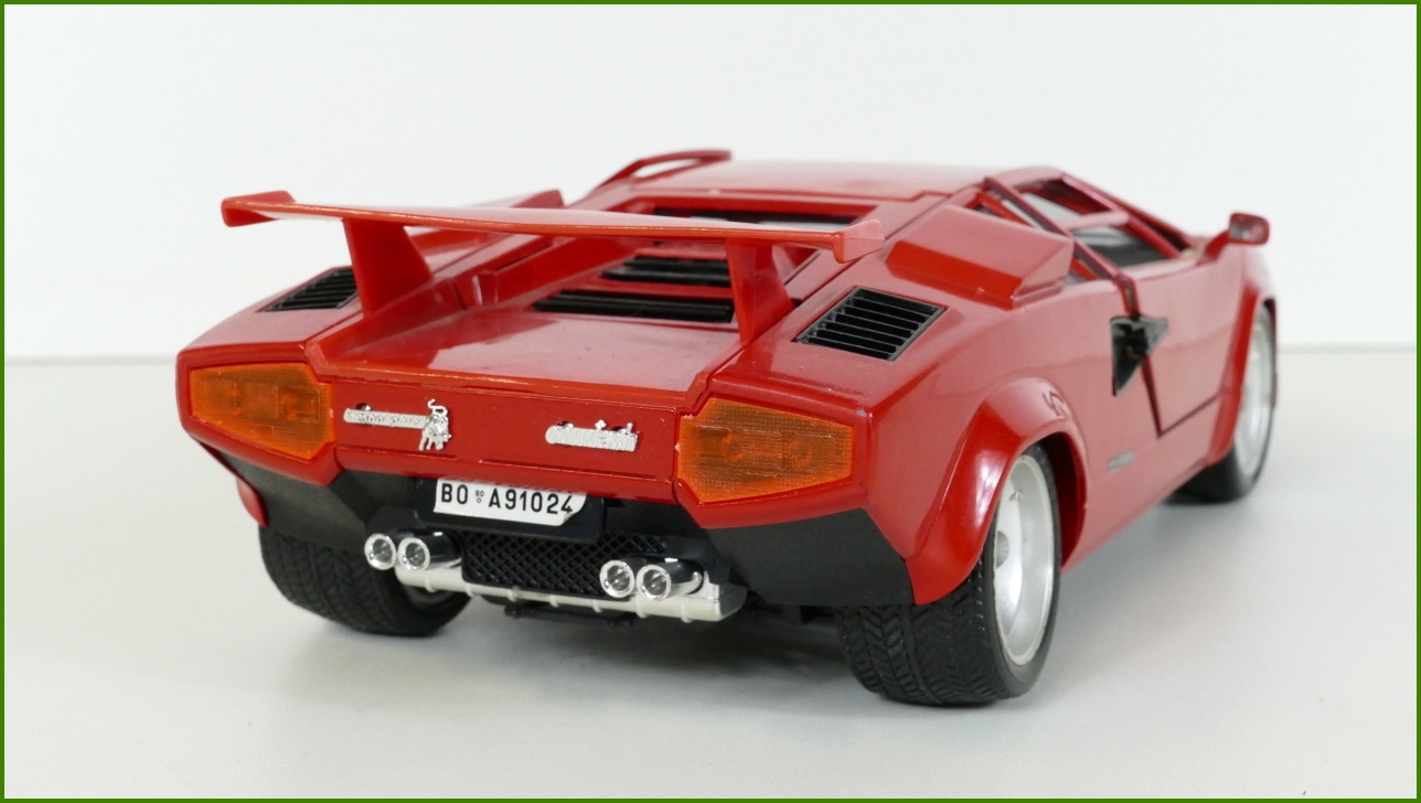 Kovový Model Bburago 1:18 - Lamborghini Countach (1988)