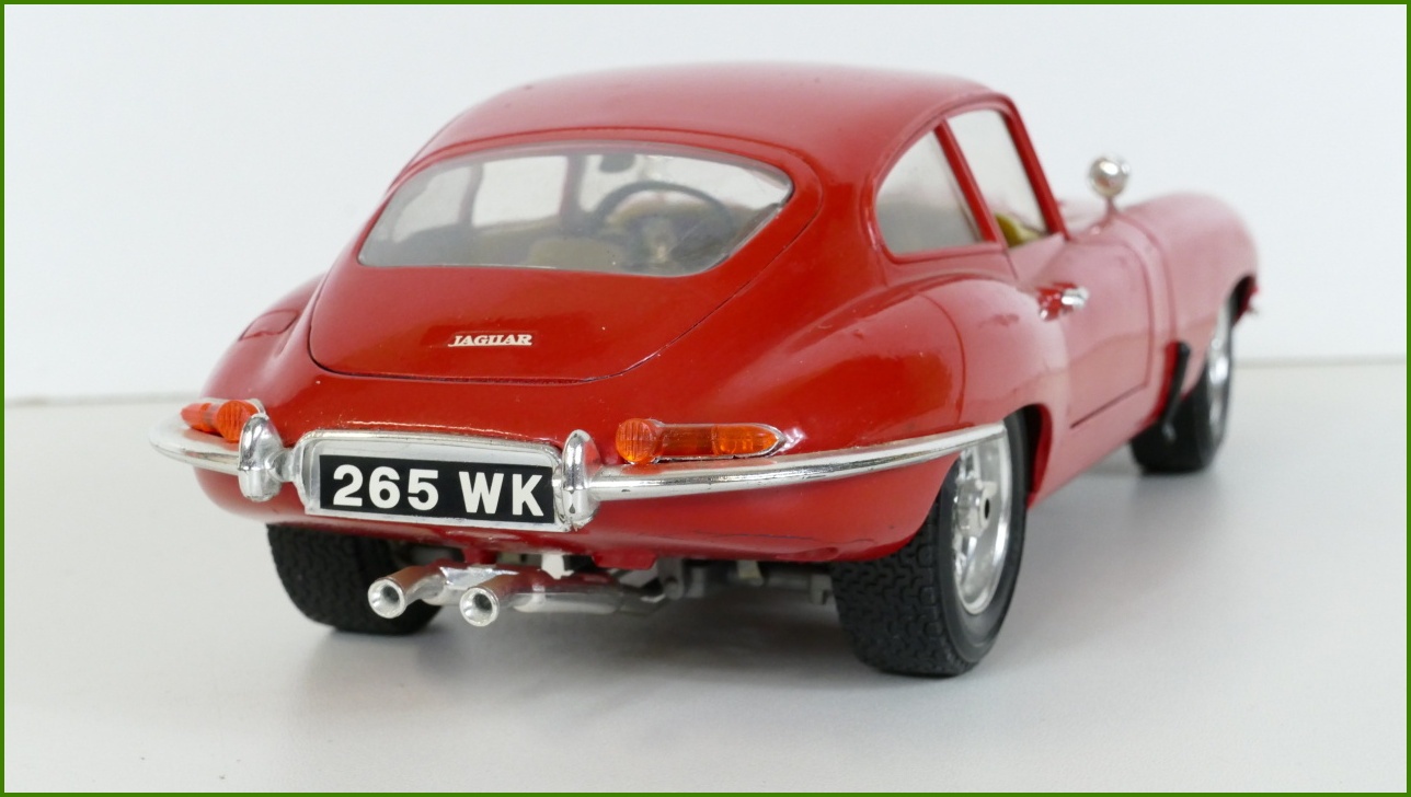 Kovový Model Bburago 1:18 - Jaguar "E" (1961)