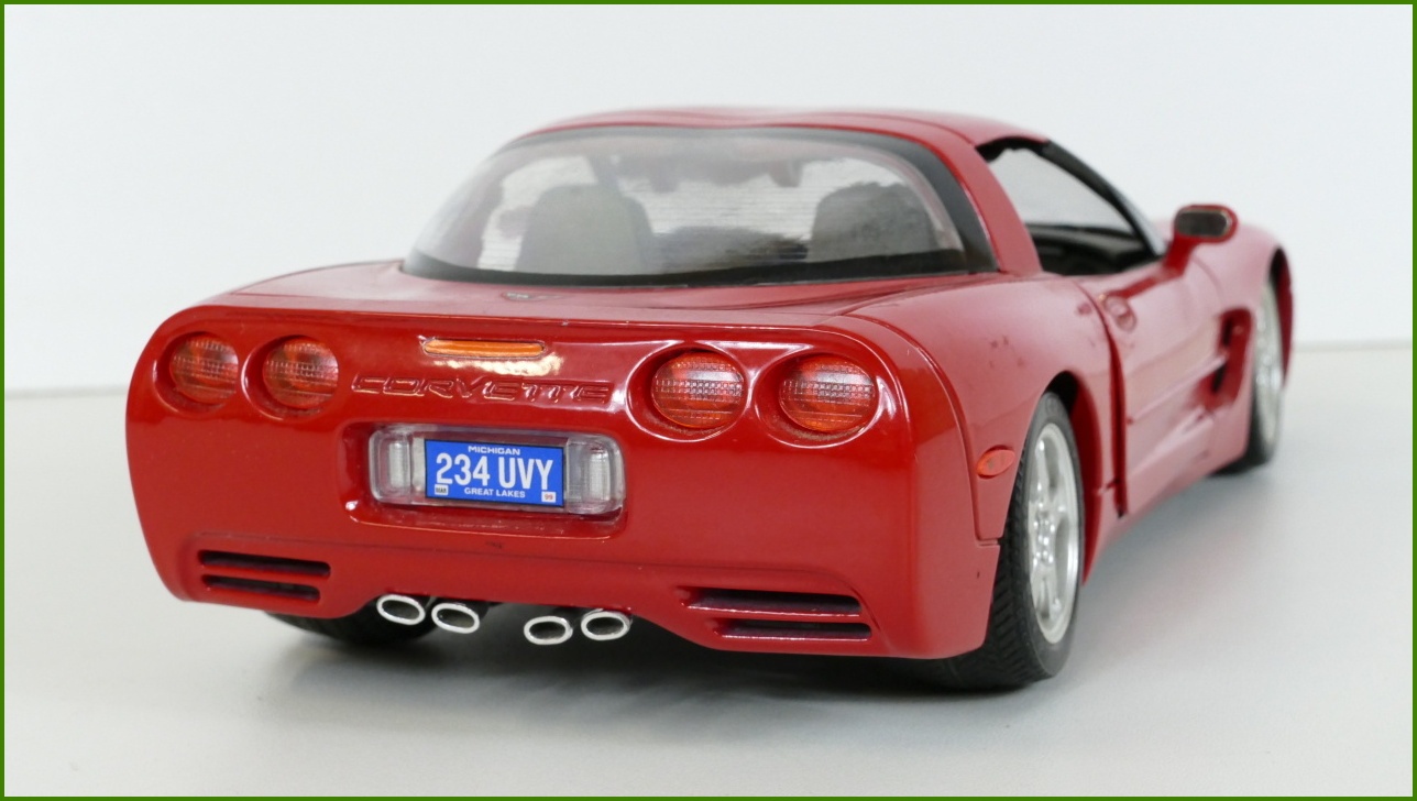 Kovový Model Bburago 1:18 - Chevrolet Corvette C5 (1997)