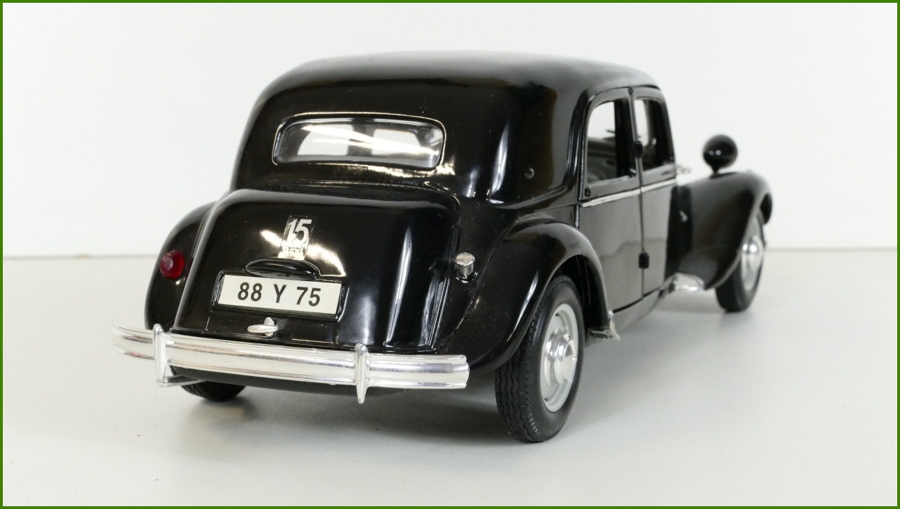 Model Auta Maisto 1:18 Citroën 15 CV 6 Cyl (1952) - Viz Popis