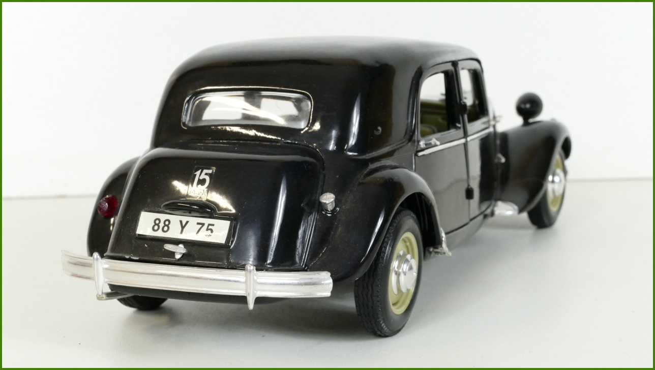 Model Auta Maisto 1:18 Citroën 15 CV 6 Cyl (1952) - Viz Popis