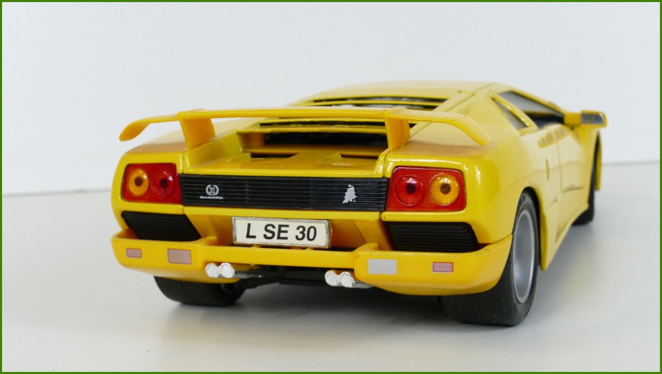 Model Auta Maisto 1:18 - Lamborghini SE (1994/1995) s Podstavcem