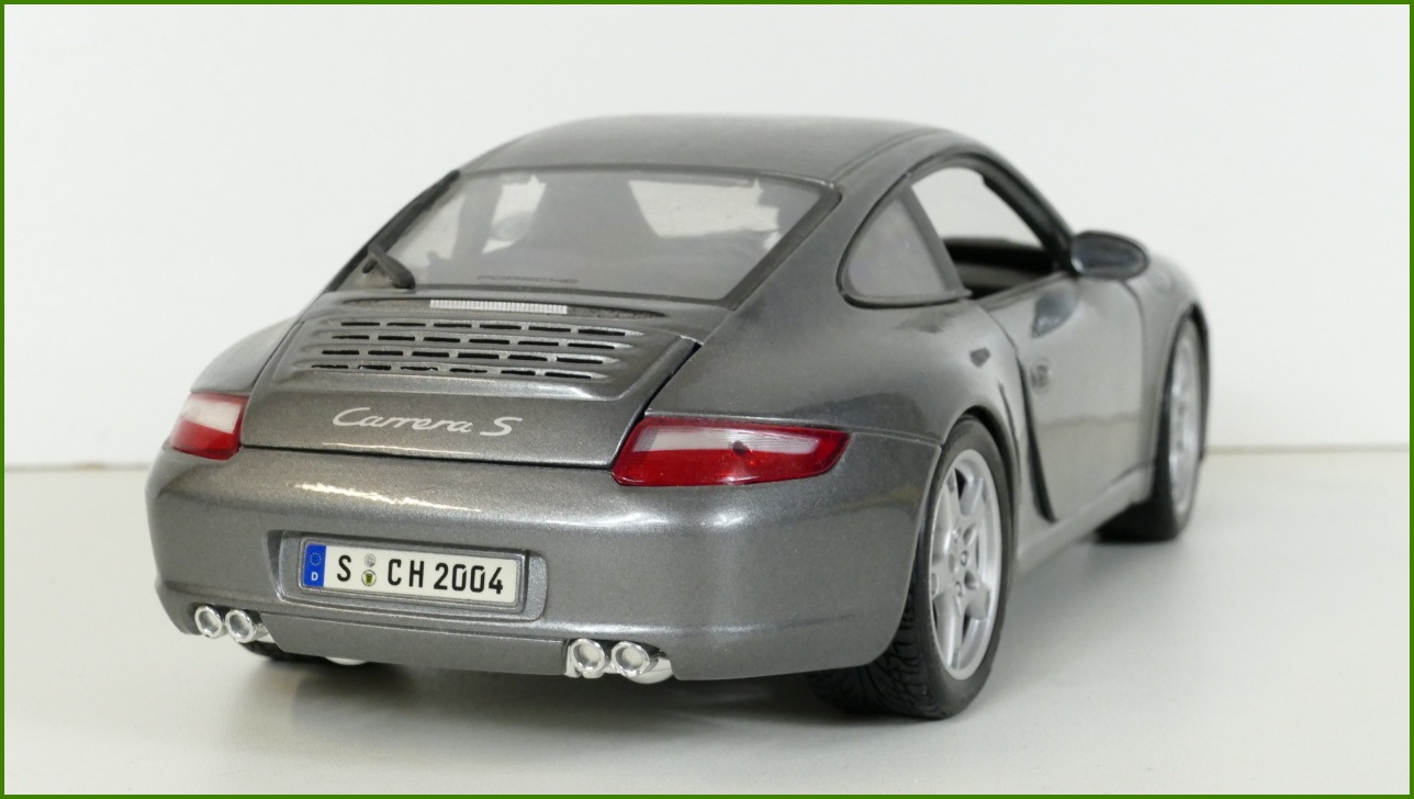 Model Auta Maisto 1:18 - Porsche 911 Carrera S s Podstavcem