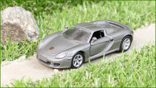 Angličák Siku Autíčko Porsche Carrera GT - vystouplý výlisek tlačící na levé přední kolo, zadní pneu různé