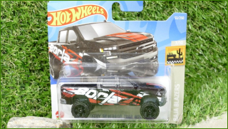 Angličák Model Autíčka Hot Wheels ´19 Chevy Silverado Trail Boss LT (BAJA BLAZERS)
