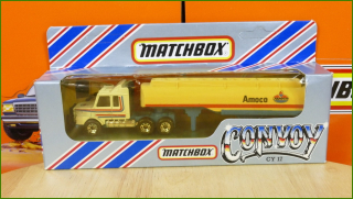 Model Matchbox Convoy CY 17 - Scania - Amoco Trailer - zažloutlý návěs z jedné strany - prasklý plast krabičky