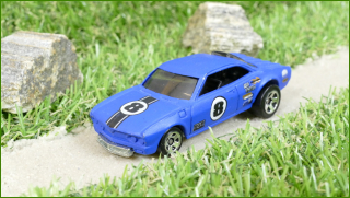 Model Autíčka Hot Wheels Vairy 8 - mírně zdeformovaná karoserie střechy