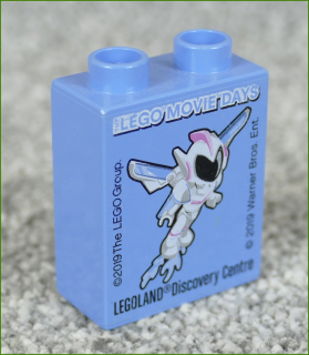 Lego® Duplo® Kostka 1x2x2 Světle Modrá - Legoland 2019 Warner Bros.