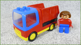 Lego Duplo nákladní auto s vyklápěcí korbou - prasklinky kabinky