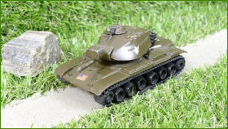 Model Autíčka M60 A1 Tank - made in Hong Kong - opálené zadní kolečko u pásu