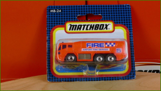 Matchbox Autíčko MB-24 - Airport Fire Truck - prasklinka plastu v přední části ze spodní strany