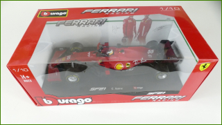 Model Formule Bburago 1:18 - F1 SF21 - Carlos Sainz s Krabicí