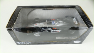 Model Formule Hot Wheels 1:18 - McLaren Mercedes MP4-16 - Mika Häkkinen s Krabicí