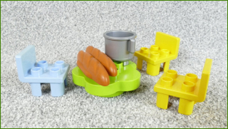 Lego Duplo židličky a stůl s bagetou a hrncem
