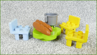 Lego Duplo židličky a stůl s bagetou a hrncem