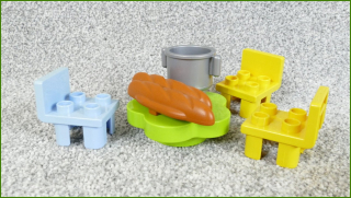 Lego Duplo židličky a stůl s bagetou a hrncem