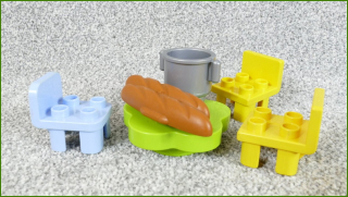 Lego Duplo židličky a stůl s bagetou a hrncem