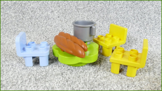 Lego Duplo židličky a stůl s bagetou a hrncem