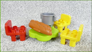 Lego Duplo židličky a stůl s bagetou a hrncem
