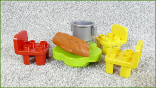 Lego Duplo židličky a stůl s bagetou a hrncem
