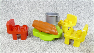 Lego Duplo židličky a stůl s bagetou a hrncem