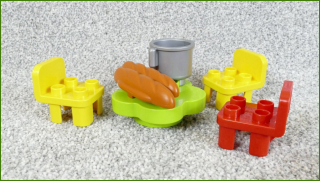 Lego Duplo židličky a stůl s bagetou a hrncem
