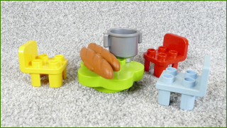 Lego Duplo židličky a stůl s bagetou a hrncem
