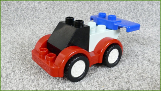 Lego Duplo autíčko z kostek s křídlem