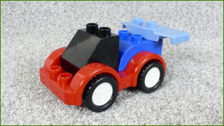Lego Duplo autíčko z kostek s křídlem