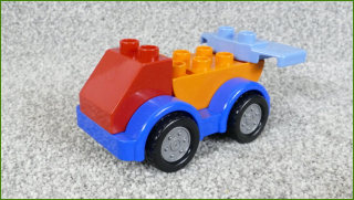 Lego Duplo autíčko z kostek s křídlem