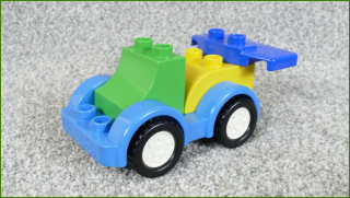 Lego Duplo autíčko z kostek s křídlem